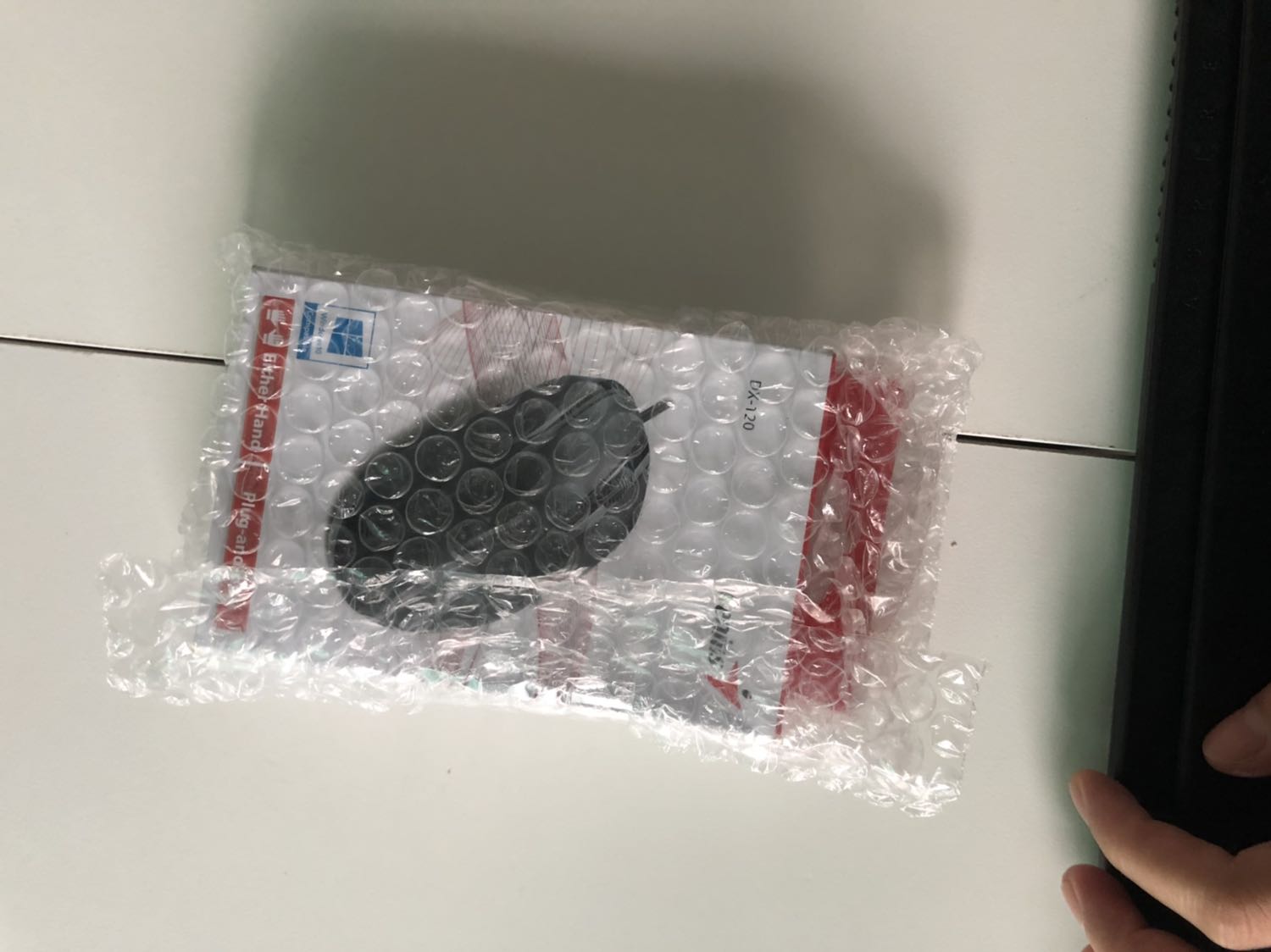 Tiki giao hàng nhanh, mình đặt hôm trước, hôm sau giao luôn, mặc dù dự kiến giao hàng là 2-3 ngày. Mình mới dùng chuột thấy tiếng kêu to, hơi ồn, con lăn di chuyển hơi nặng nên làm lâu là thấy mỏi tay. Mà do ánh sáng làm chuột có màu nhám đen chứ màu ở ngoài không có vậy. Còn về độ bền phải để *** thêm một thời gian nữa. Nhìn chung mình thấy chuột dây sẽ dùng ổn định hơn, mình buộc gọn dây vào thì nó cũng gọn, lại hợp lý về kinh tế, đỡ phải thay pin nhiều lần.