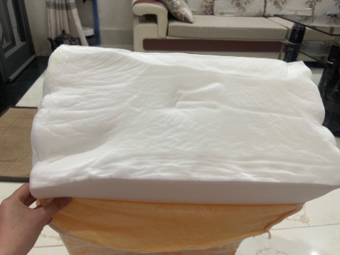 Mình không biết đây là hàng thật hay giả lun. Cảm giác không xứng với giá tiền. 
-Vỏ lùng bùng so với thân gối
-Gối móp méo, bên cao bên thấp
- Thùng đúng gói chỉ là hộp carton sơ sài