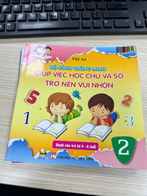 Shop ship sách đã qua sử dụng, bìa sách đã có vết gập và xước bề mặt, 04 cuốn đều bị như thế . Chưa kể nội dung sách đã đc dùng bút điền nội dung :((