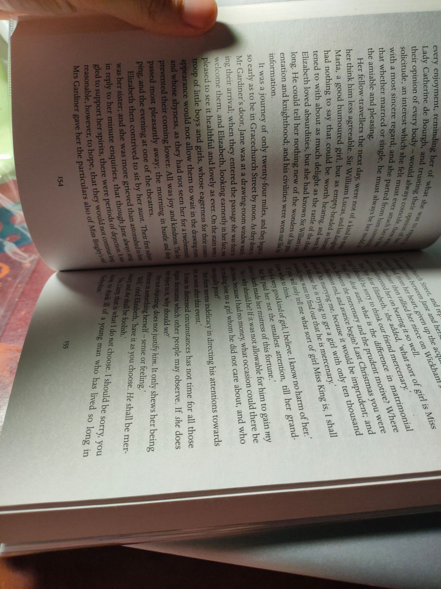 Sách tuy chữ hơi nhỏ, nhưng giấy trắng và mới nên cũng rất dể đọc. Nhược điểm là giấy bìa mềm, rất mềm và dễ bị ẩm và rách vì ko có lớp tráng nilon như các sách in ở Việt Nam, nên phải nâng niu tí khi đọc để giữ sách đẹp. Sách viết những năm 1800 nên dùng nhiều từ lạ, hơi khó hiểu chút nhưng sẽ ổn nếu có bản dịch tiếng Việt kế bên.