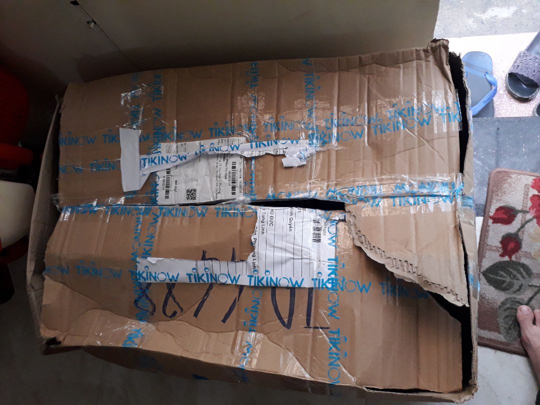 Khi mua hàng Tiki mình rất tin tưởng về chất lượng cũng như khâu đóng gói. Nhưng lần này đơn hàng tã dán này mình không hài lòng khi sản phẩm bên trong bị rách bao và miếng tã chỗ rách đó cũng có vết rạch làm hỏng luôn 1 miếng. Anh giao hàng thì dễ thương, nói chuyện rất lịch sự, mình cũng dễ thương lắm nha vì thấy đóng lộn  hàng của người mua khác vào cùng cái thùng hàng của mình, mình đã alo để trả lại.