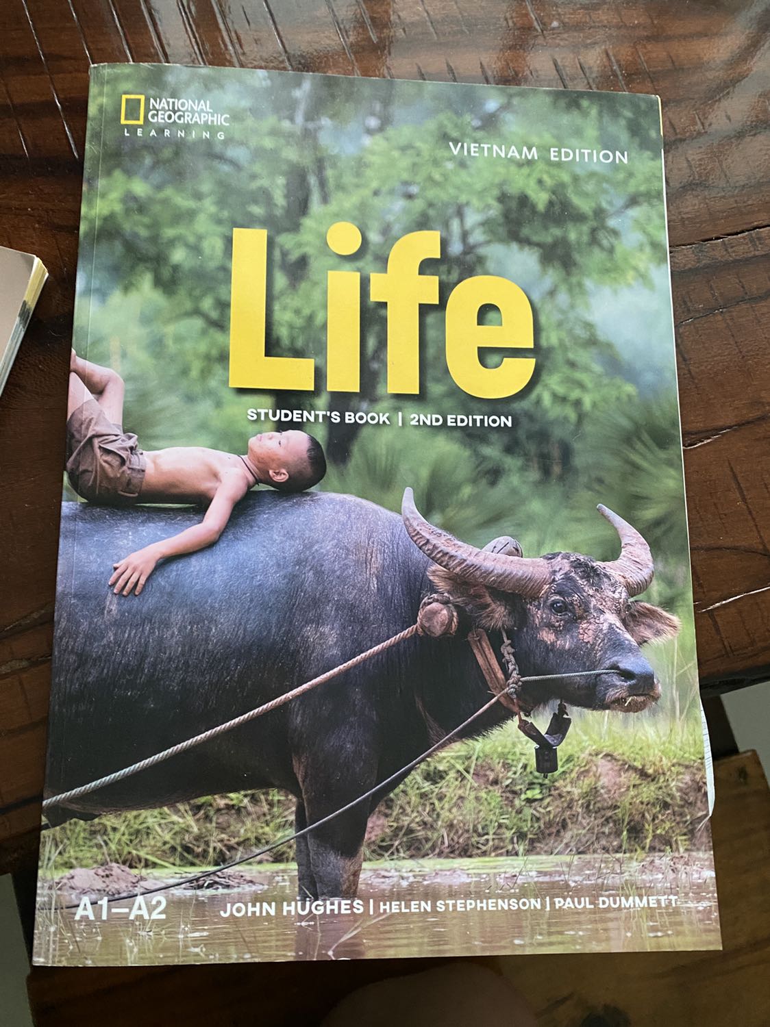 Sách có code đầy đủ, các bạn ở trường đại học nên mua.