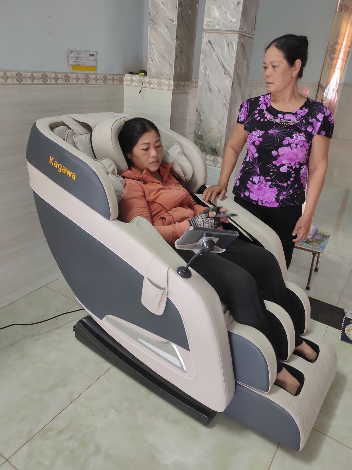 Shop giao hàng nhanh, HN mà 1 ngày đã nhận đc rồi
Máy massage đẹp hơn trong ảnh, ngồi êm, bố mẹ mk rất thích
Hàng chính hãng, nv lăp đặt và hd tận nơi