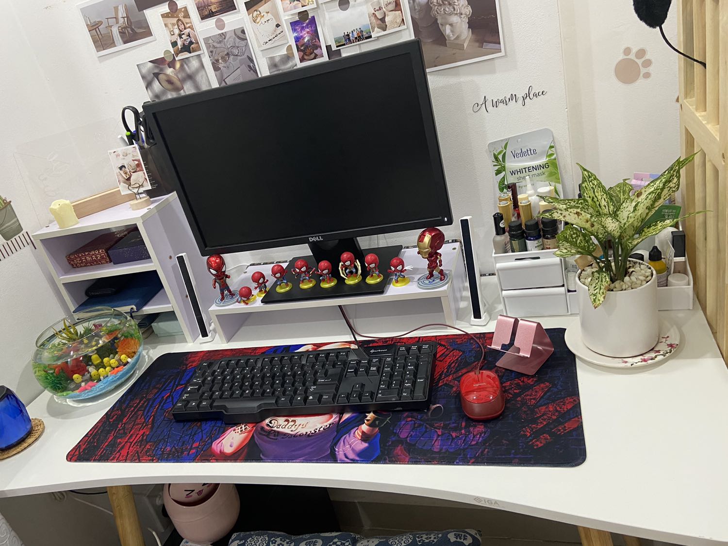 Uầy. Cứ tưởng shop ở SG. Nhận hàng mới biết đi từ HN. 
Mình đặt hàng ngày 30/10. Nay 5/11 mình nhận được hàng. Vì cần bàn gấp nên cũng hóng quá. 
Mình đặt bên shoppee sp tương tự cũng của igea nhưng 10 ngày mà bên vận chuyển k tới lấy hàng cho mình. Nên mình huỷ và đặt bên tiki. Giá rẻ hơn 50k vì được áp mã km. Còn k phải lo vấn đề phí ship.
Về sp thì bàn lắp hơi đau tay, mình con gái vặn tua vít phồng tay luôn. 
Mặt bàn với cạnh bàn có vài vết xước với tróc sơn.
Bàn hơi yếu. Dù mình đặt ngay góc và kế bên là kệ nhưng vẫn k vững. Hơi lung lay. Nói chung là cũng khá ok