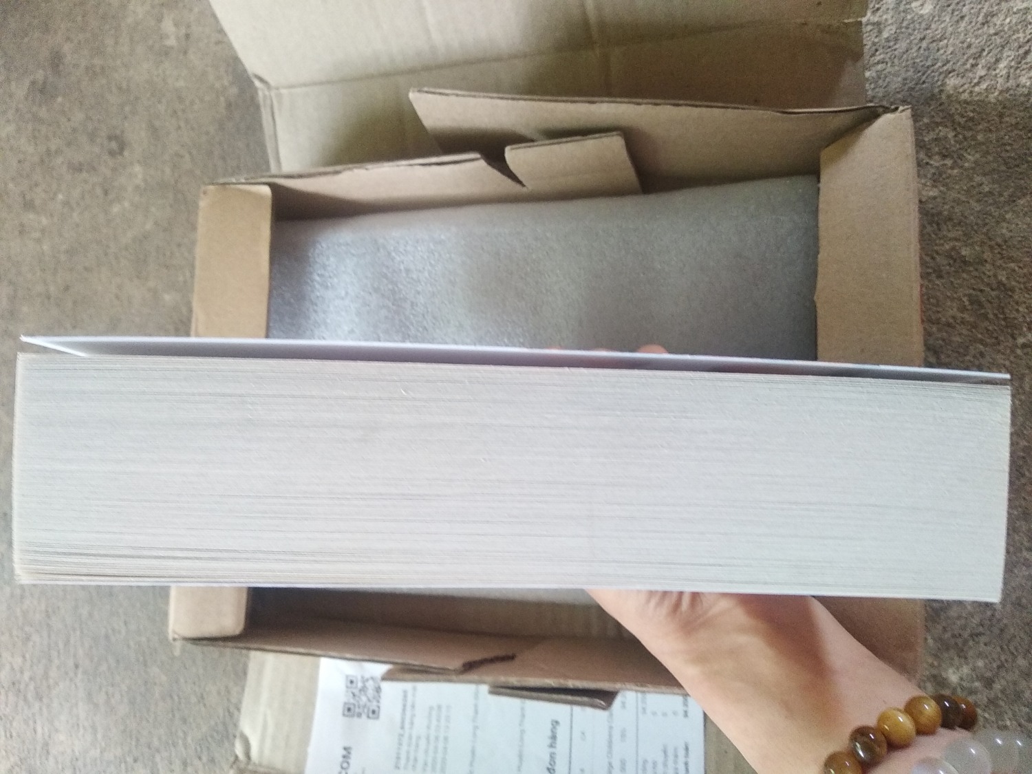 Nhà bán hàng FAHASA trên TIKI, cùng 1 đơn nhưng do 2 nhà phân phối (Tiki, FAHASA), đơn được tách ra làm 2 lần giao, FAHASA giao hàng chậm hơn tiki 2 ngày. 
Nhưng sách được bọc 1 lớp xốp, cẩn thận. Sách mới, đẹp.