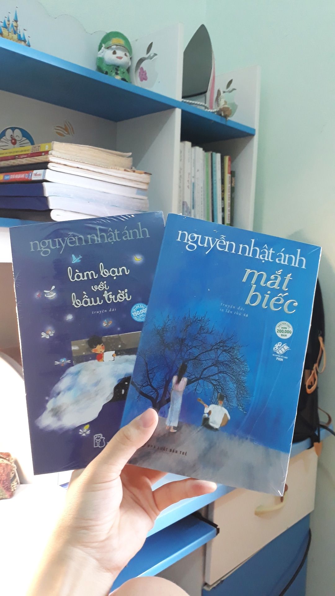 vừa đặt hqua sáng hsau đã thấy shipper gọi lấy đồ. Theo như cá nhân mình khi nhận được hàng hộp gói và bọc sách ở ngoài khá chắc chắn, sách mới nguyên, shipper thân thiện. Mình cực kì ưng và tâm đắc 2 cuốn sách này!?‍♀️