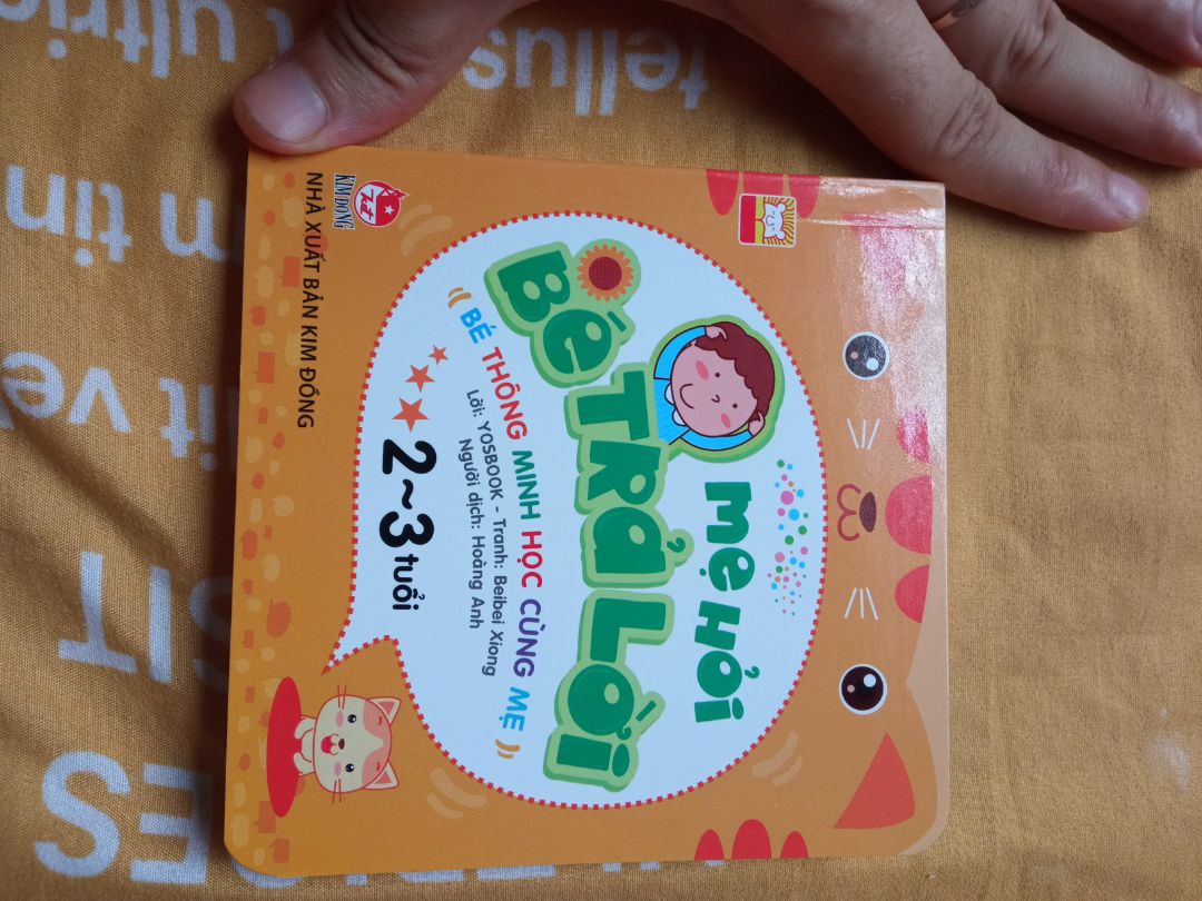 Sách viết về nhiều chủ điểm cho trẻ,nhưng nhiều câu hỏi hơi khó cho trẻ 2-3 tuổi. Bố mẹ nên đọc thêm nhiều các sách khác cho con thì còn mới trả lời được. Nhược điểm là sách hơi nhỏ.