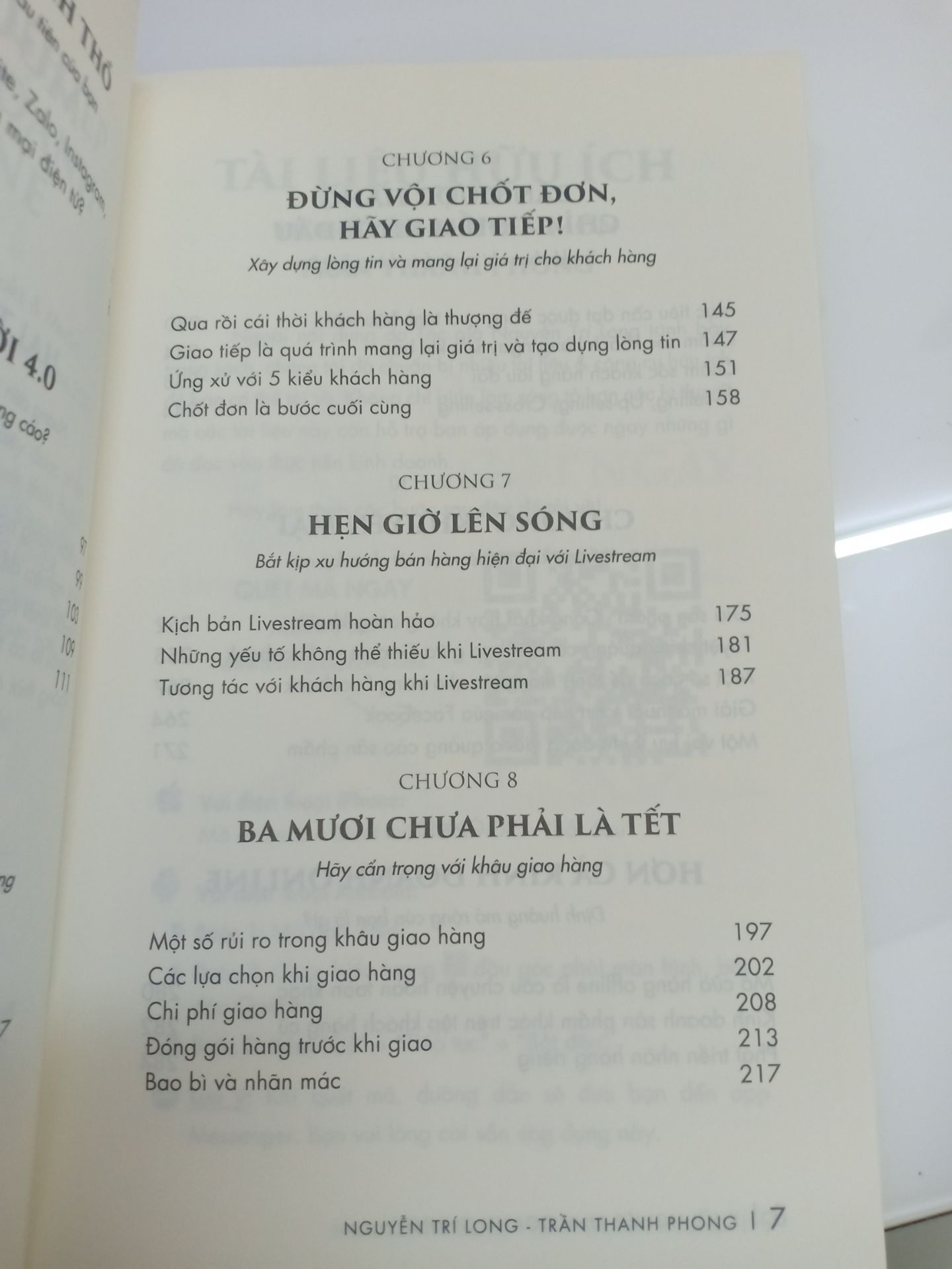 Mình mới đặt sách hôm qua thì hôm sau đã nhận được sách rồi. Công nhận phải nói sách nào mà có sự tham gia của anh Phong cũng chất lượng hết. sách vừa giao nhanh, vừa được bọc bookcare, nội dung thì khỏi chê vào đâu cho được, hướng dẫn chi tiết, rõ ràng... Sách ra đúng thời điểm, dành cho những bạn đang băng khoăn, không biết bắt đầu từ đâu để kinh doanh trong mùa covid hiện nay thì hình thức kinh doanh online là một giải pháp thiết thực. Hình thức này giải quyết được bài toán thuê mặt bằng, cũng như cách tiếp cận khách hàng trong thời đợi 4.0, tối ưu hóa chi phí quảng cáo, cách chốt đơn hàng, chi phí giao hàng, chương trình khuyến mãi... Các bạn nên mua thật nhanh tay để áp dụng ngay vào thực chiến nhé. Ah, mình mua sách còn được tặng voucher nữa chứ.hiihi