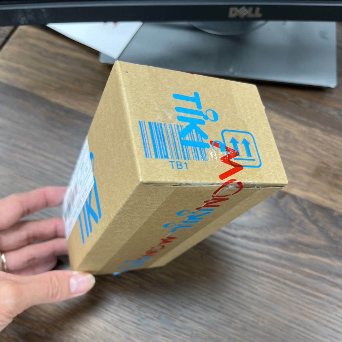 Tiki đóng gói cẩn thận, may mắn mình mua được giá tốt lại kết hợp được ctkm nên giá rất cạnh tranh. Chỉ tiếc là 2 đơn hàng gần đây Tiki giao hàng chậm hơn so với thông báo trên app. Hàng đã nhận, mẫu dành cho nữ đậm cá tính. Chuột nhạy chỉ sử dụng 1 pin 2A. Rất ok và đẹp.