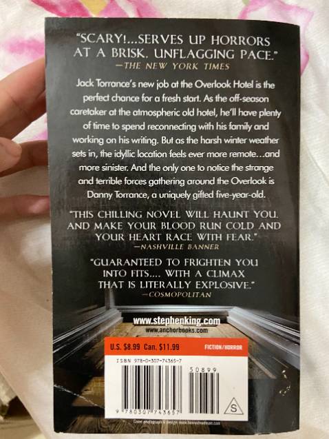 Về phần nội dung thì không có gì bàn cãi nhưng phần in ấn và khổ sách thì rất bất lợi cho người đọc. 

Khổ sách rất nhỏ, chỉ bằng 1 gang tay của mình, tay của mình đã bé rồi nên các bạn có thể tưởng tưởng ra sách sẽ bé như thế nào. Khổ sách nhỏ nên chữ cũng nhỏ theo, in chi chích đọc rất mỏi mắt. Chất lượng giấy cũng không tốt, giấy là loại giấy tái chế, dễ rách, dễ mục nát.

Còn về mực in thì chắc là thảm hoạ, mực kém chất lượng thật sự, chỉ cần ngón tay quẹt lên là chữ sẽ bị lem ra, mực in cả vào từng ngón tay, rồi mỗi lần highlight lên sách là màu chữ bay theo cây bút dạ quang luôn. Bạn nào mà có mồ hôi tay nhiều là coi như xong, nó sẽ thấm ướt cả cuốn sách.

Nói chung mình khuyên các bạn nên mua ebook hoặc in file ra đọc vì sách này sản xuất quá kém.

TIki giao hàng nhanh, sách mới, được bao bọc cẩn thận.