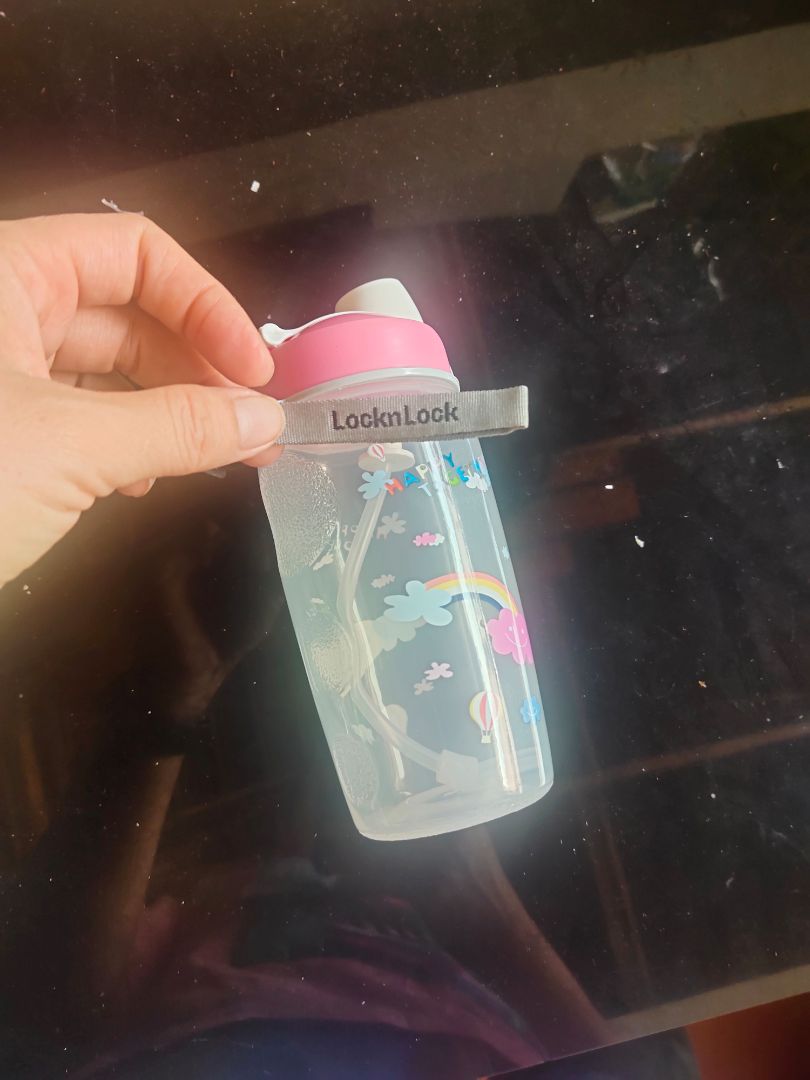 đồ đểu chứ k phải lock&lock nhé, nhựa nhẹ hều, mỏng lét. 93k quá sức mắc. không đáng mua. đặt 1/4 mà 12/4 mới giao,  1 cái bình đểu mà vậy là quá đắt đỏ. Mọi người không nên mua