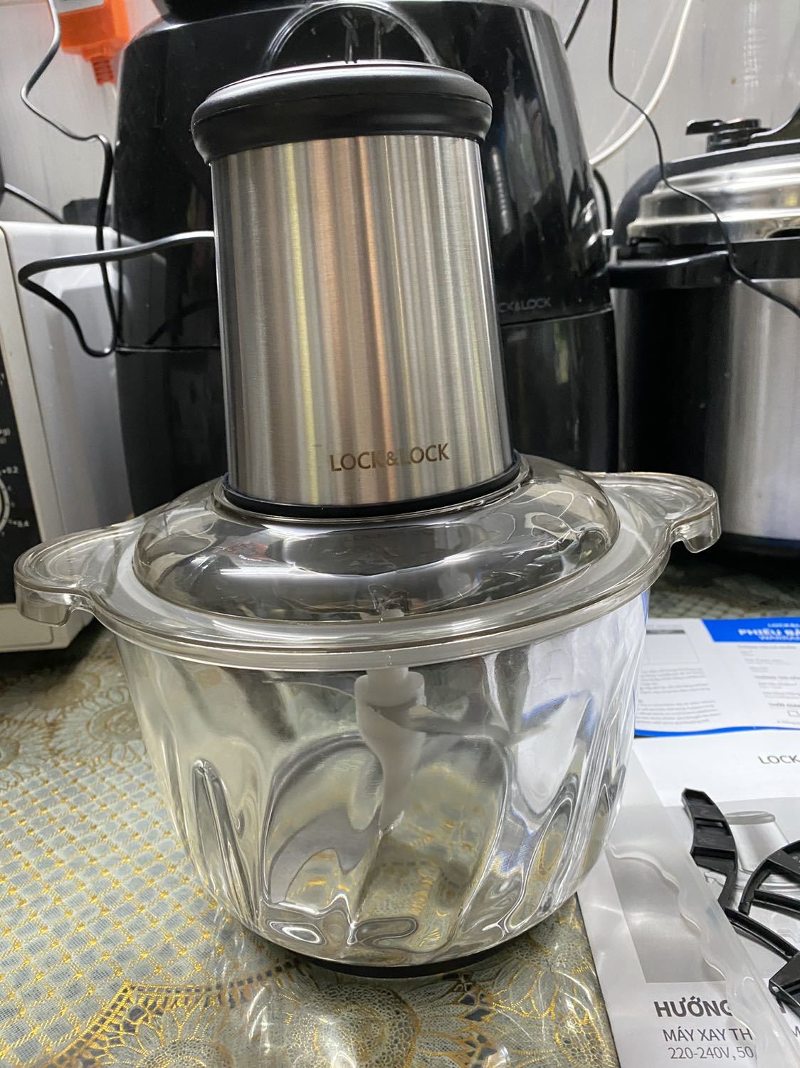 Sản phẩm đẹp và chắc chắn, shop đóng gói cẩn thận và có cả thư cảm ơn, phiếu bảo hành chính hãng. Nhưng làm sao đăng ký bảo hành vậy shop? Vì không thấy shop điền thông tin gì trên phiếu.