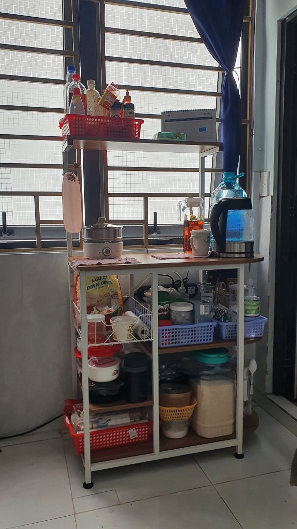 Giao hàng rất nhanh, mình vừa đặt là hôm sau được giao, shop tư vấn dễ thương, nhiệt tình. Anh giao hàng cũng dễ thương và hỗ trợ mình lắp ráp luôn. Kệ rất chắc chắn, và nặng, đág tiền và rất nên mua ạ. Nói chung là từ sản phẩm đến CSKH không có gì để chê luôn. Xứng đáng 5++ sao ạ. Thanks shop nhé!