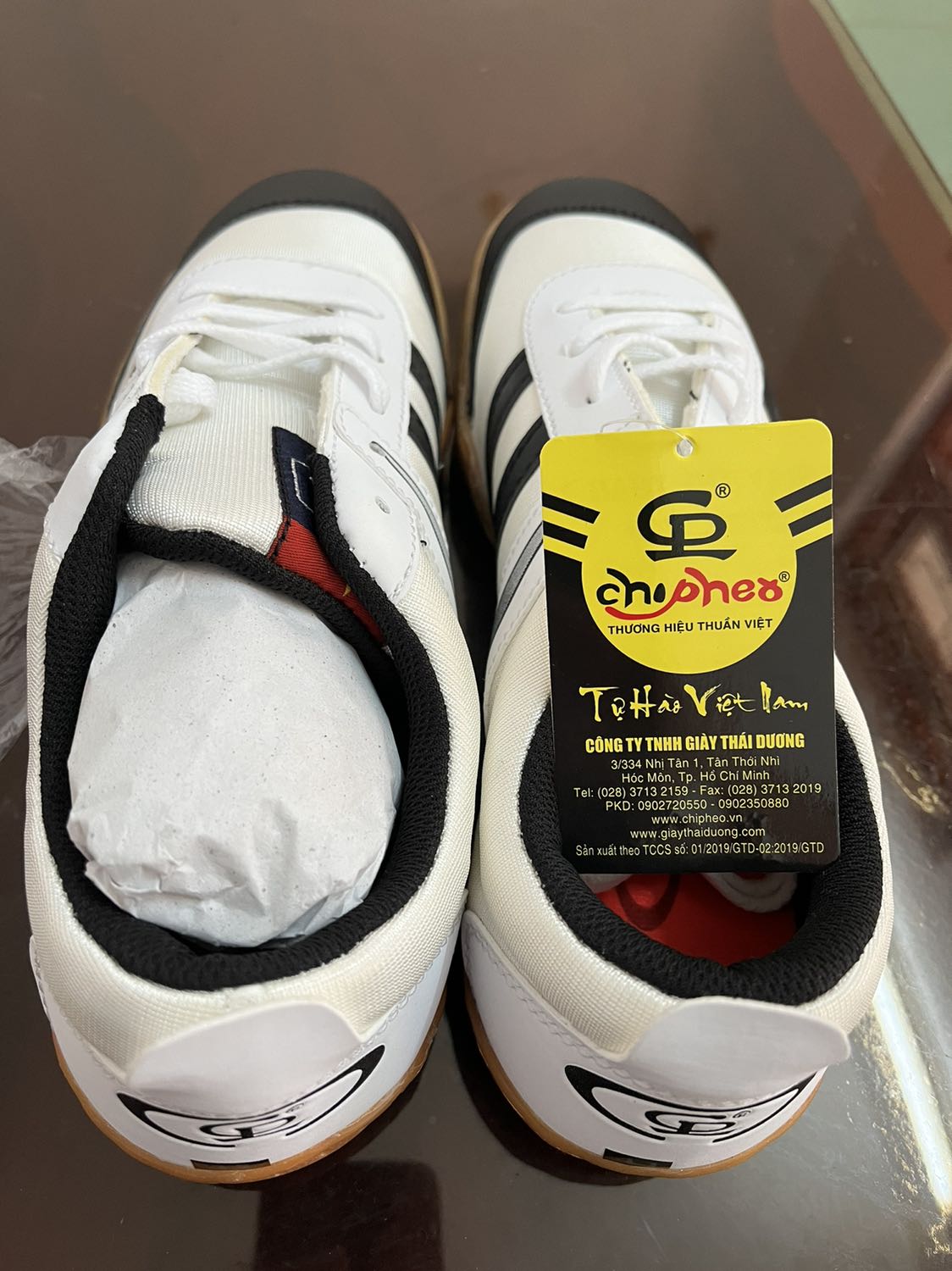 Được. Đặt 40 chật, huỷ đặt lại 41 vẫn giao nhanh. Giày mặc ok, thẩm mỹ, bó chân, êm, sút tốt.