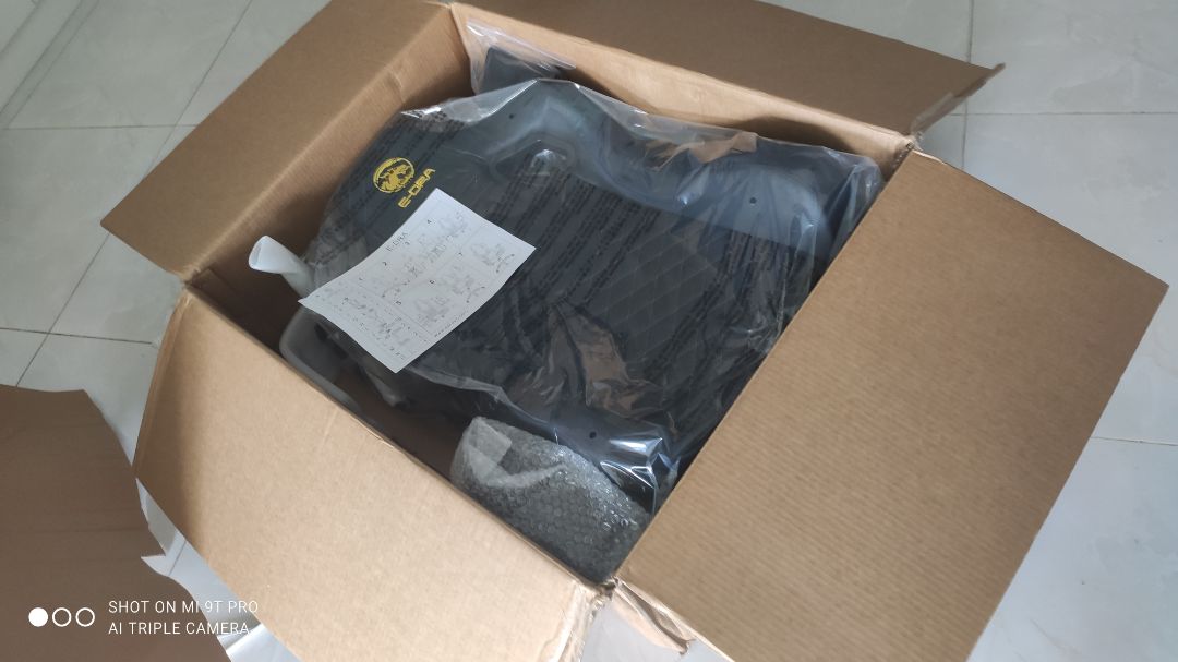 Khá nặng. Dễ lắp ráp. Gối lưng ko có dây đai như mẫu. Khá nặng. Dễ lắp ráp. Gối lưng ko có dây đai như mẫu.