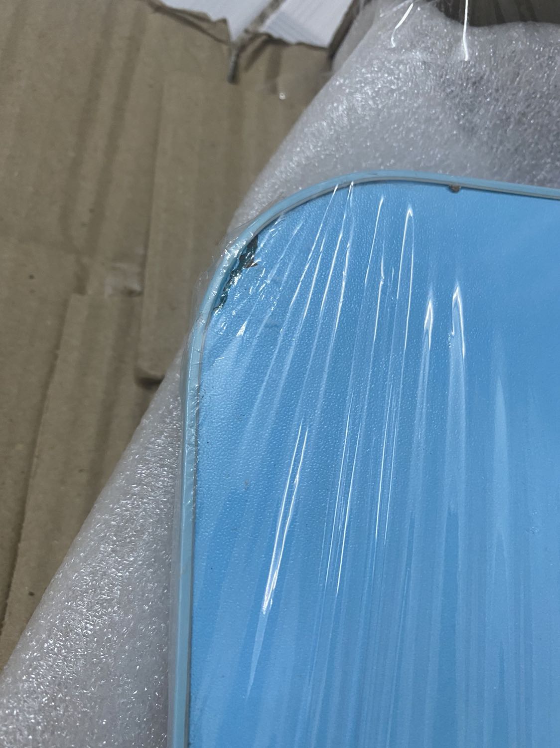 Hình như càng ngày khẩu kiểm duyệt của tiki làm ăn càng vớ vẩn hay sao ấy ta. biết bao lần rồi. lần gần nhất là cái kéo mua về cắt giấy còn k đc. lần này thì giao hàng nè. nhìn coi. :))) 
Đã k bán thì thôi, bán cho nó đàng hoàng chút. kiểu còn hàng gì thì bán hàng đó hả trời. bởi vậy có bao giờ dám mua hàng gí trị trên này. mua về công đổi bằng công mua.