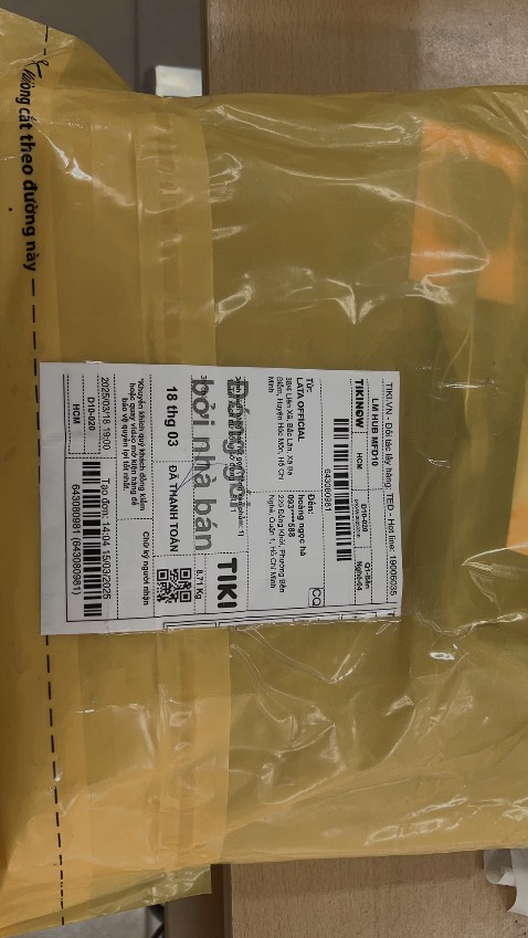 Thiết kế đẹp, chất liệu khá mềm để giữ cho thiết bị di động không bị trầy xước, tài liệu không bị nhăn. Màu sắc đẹp, dễ phối với trang phục, không bị nóng thiết bị bên trong.
Đóng gói cũng đẹp, sản phẩm vẫn nguyên vẹn.
Thích sản phẩm, cám ơn đã giao hàng.