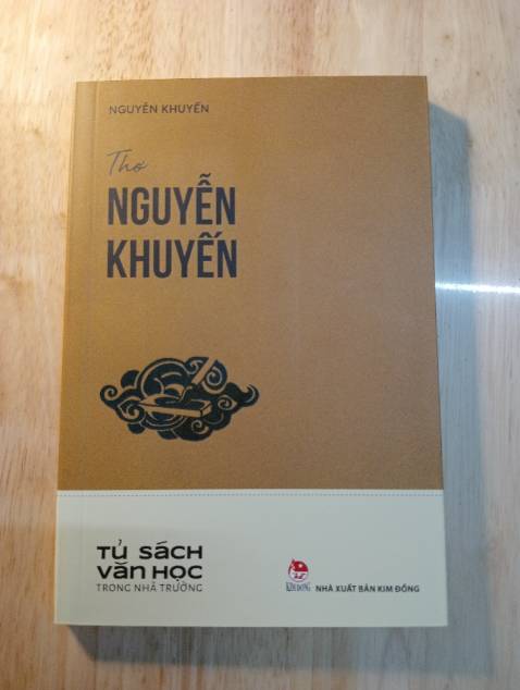 Sách giao nhanh và bìa siêu xinhh. Mình cứ tưởng sách sẽ phân tích các bài thơ của Nguyễn Khuyến cơ, nhưng hoá ra chỉ có thơ thôi. Mà thơ của ông hay kinh:">. Mua sách về vì năm nay học chương trình mới, thi văn bản ngoài sách, mua về đọc để thêm kiến thức 🥹