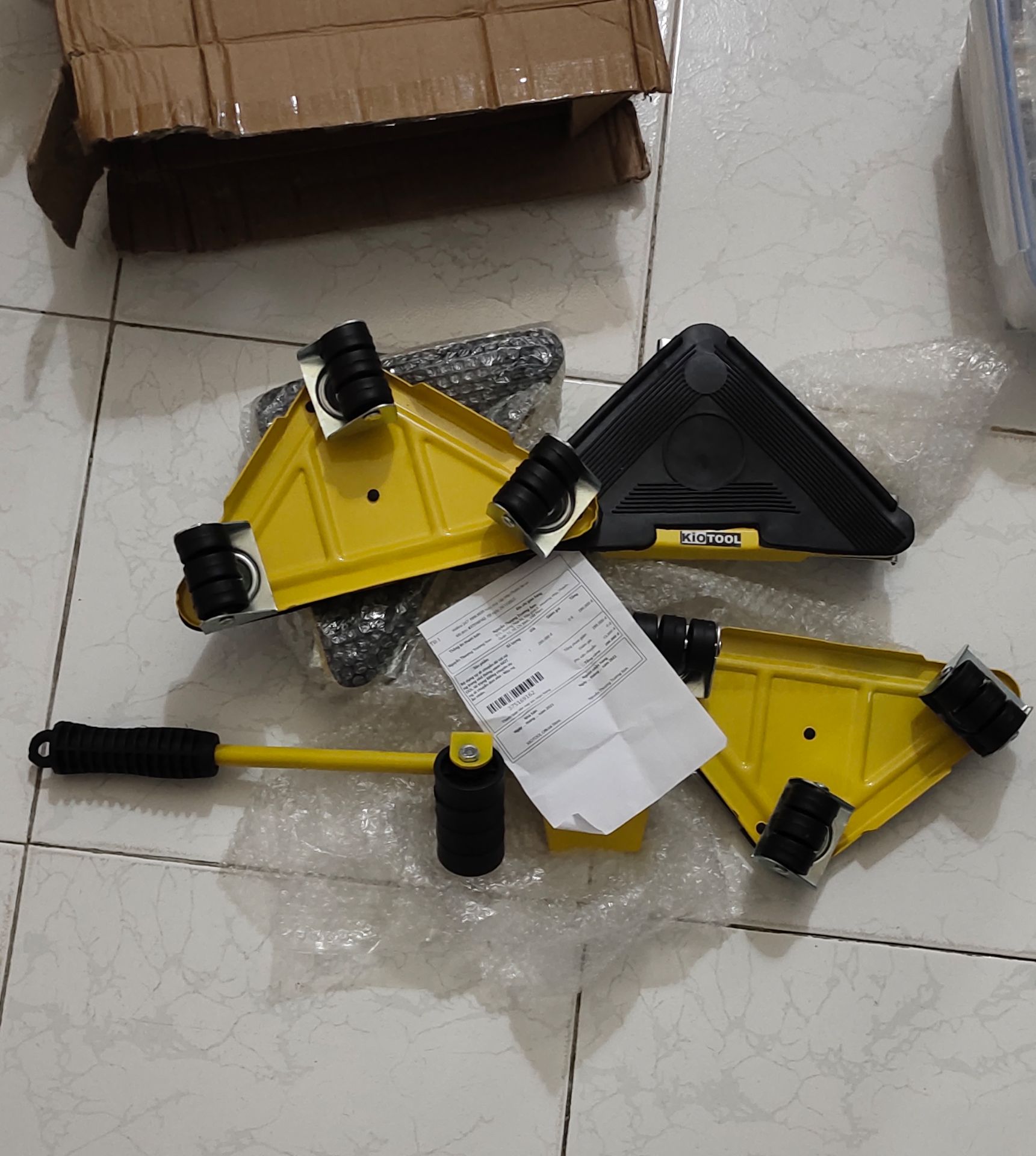 Sản phẩm giống như mô tả, rất chắc chắn, mình đã chuyển cái tủ thờ bằng gổ gỏ nặng khoảng 300kg đi đoạn đường bằng phẳng 35m mà bộ bánh xe không hề hư hỏng điểm nào. Bao bì đóng gói rất cẩn thận, nhân viên giao hàng rất nhiệt tình thân thiện. Xin cảm ơn Shop nhé