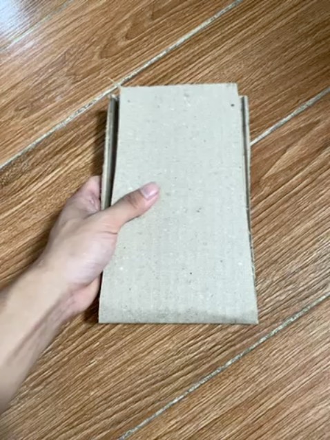 Sách đóng gói nếu theo kiểu này sẽ dễ bị dập nếu không giữ lại, nếu đã lấy miếng bìa để kẹp sách lại thì nên quấn thêm băng keo cho sách được giữ vững hơn. Ổn, shipper thân thiện.