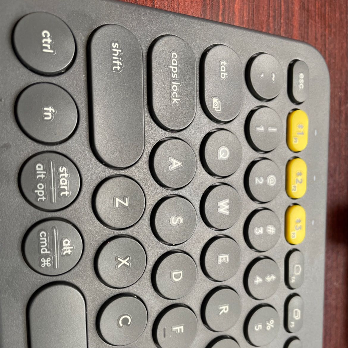 hành trình phím hơi ngắn hơn bình thường, lâu lâu gõ phím S không dính lắm, mình kết nối với mac os thì gõ hay bị hụt phím do phím hình tròn (chắc do quen với layout cũ trên con MacBook Pro của mình)
độ nảy phím cũng tương đối, nhìn chung trong tầm giá này thì đây là 1 lựa chọn tạm được! hành trình phím hơi ngắn hơn bình thường, lâu lâu gõ phím S không dính lắm, mình kết nối với mac os thì gõ hay bị hụt phím do phím hình tròn (chắc do quen với layout cũ trên con MacBook Pro của mình)
độ nảy phím cũng tương đối, nhìn chung trong tầm giá này thì đây là 1 lựa chọn tạm được!