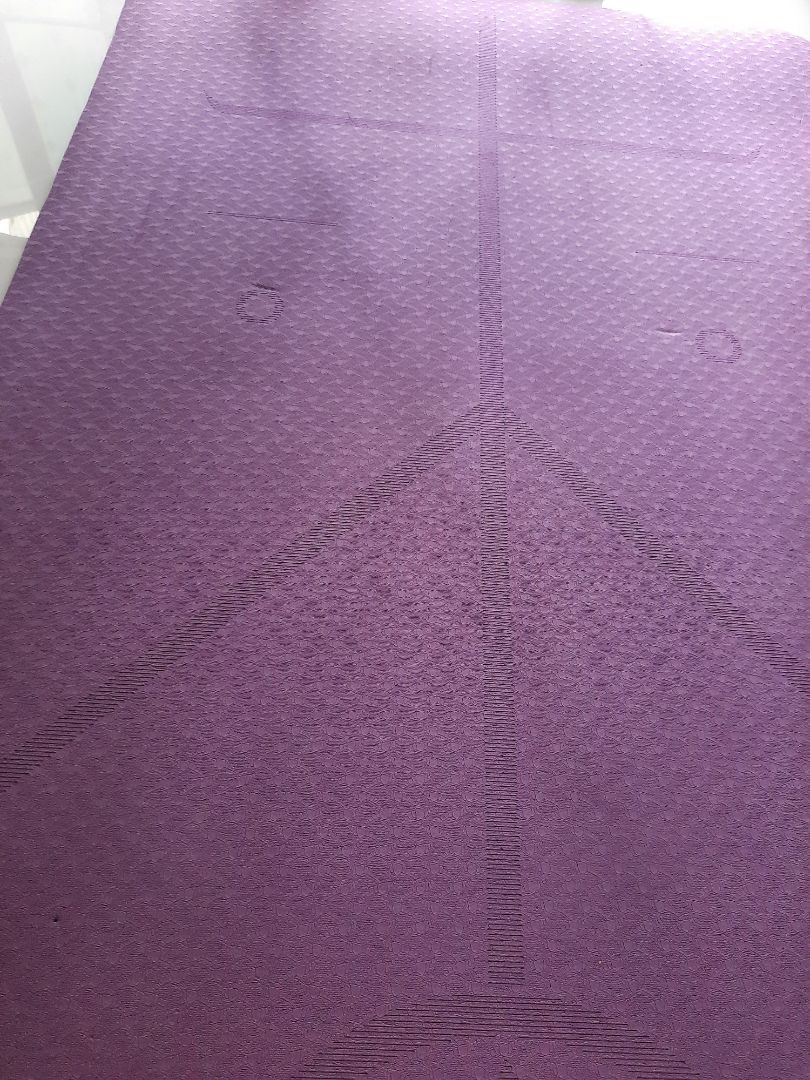 Giao hàng siêu nhanh.K hổ danh tiki now.Thảm bám sàn rất tốt.k trơn trượt.k di chuyển.chất liệu cao su non.k quá mềm quá cứng.hơi có mùi nhẹ.tập sát sàn cúi xuống ngửi kỹ mới thấy.còn bthg sẽ k ngửi thấy mùi j.màu đẹp.tập những động tác mạnh bị lõm xíu nhưng nhanh về trạng thái ban đầu.nc quá ok