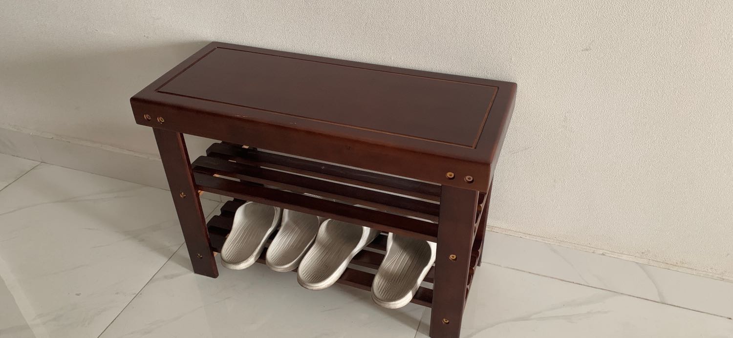 Màu sắc như hình, tương đối dễ lắp vì có sẵn cái vặn ốc. Con gái loay hoay chút là lắp xong. Tuy chân k đều nhau lắm nhưng mình cắt luôn cái bìa rồi kê dưới là ổn