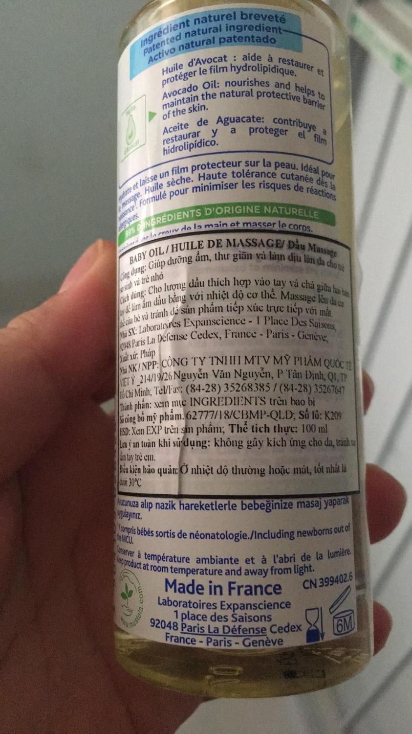 Thắc mắc về đơn hàng #255108181 trong đó Dầu Massage Cho Trẻ Sơ Sinh Và Em Bé Mustela (100ml) chỉ có chai không, không có hộp bảo quản và không có tem niêm phong. Do hàng của tôi là sản phẩm của Pháp nên đơn vị nhập khẩu ghi là Công ty TNHH MTV Mỹ PHẩm Quốc Tế Việt Ý địa chỉ 214/19/26 Nguyễn Văn Nguyễn, P Tân Định, Q1 Tp HCM, Tel/Fax: (84-28)35268385/ (84-28) 35267647,.... Tôi có gọi điện lên các số điện thoại này nhưng đều không gọi được. Tôi có vào Google để search Tên công ty này thì ra 1 SĐT là *** ( trên website *** gọi vào thì có người nam nói là không phải công ty. Tôi không bỏ cuộc lại seach theo SĐT bàn (84-28)35268385 thì ra thông tin là CTY TNHH CHÂU ÂU VIỆT NAM tại website https://thongtinthuebao.com/chau-au-viet-nam-cty-tnhh-chau-au-viet-nam-35268385. Tất nhiên điện thoại bàn này thì KHÔNG GỌI ĐƯỢC, tôi không hiểu TIKI hợp tác kiểu gì với mấy loại doanh nghiệp này, mặc dù sản phẩm của tôi là rất đắt tiền gần 400 ngàn, cũng may mà chưa tới 2 triệu chứ không tôi có thể khởi kiện nếu không trả lời thỏa mãn cho tôi. Tôi mong muốn TIKI giải thích rõ cho tôi về 2 vấn đề: 1 – sản phẩm không động gói đảm bảo, tem không niêm phong, vấn đề 2: Thông tin doanh nghiệp như trên??????????????? Thắc mắc về đơn hàng #255108181 trong đó Dầu Massage Cho Trẻ Sơ Sinh Và Em Bé Mustela (100ml) chỉ có chai không, không có hộp bảo quản và không có tem niêm phong. Do hàng của tôi là sản phẩm của Pháp nên đơn vị nhập khẩu ghi là Công ty TNHH MTV Mỹ PHẩm Quốc Tế Việt Ý địa chỉ 214/19/26 Nguyễn Văn Nguyễn, P Tân Định, Q1 Tp HCM, Tel/Fax: (84-28)35268385/ (84-28) 35267647,.... Tôi có gọi điện lên các số điện thoại này nhưng đều không gọi được. Tôi có vào Google để search Tên công ty này thì ra 1 SĐT là *** ( trên website *** gọi vào thì có người nam nói là không phải công ty. Tôi không bỏ cuộc lại seach theo SĐT bàn (84-28)35268385 thì ra thông tin là CTY TNHH CHÂU ÂU VIỆT NAM tại website https://thongtinthuebao.com/chau-au-viet-nam-cty-tnhh-chau-au-viet-nam-35268385. Tất nhiên điện thoại bàn này thì KHÔNG GỌI ĐƯỢC, tôi không hiểu TIKI hợp tác kiểu gì với mấy loại doanh nghiệp này, mặc dù sản phẩm của tôi là rất đắt tiền gần 400 ngàn, cũng may mà chưa tới 2 triệu chứ không tôi có thể khởi kiện nếu không trả lời thỏa mãn cho tôi. Tôi mong muốn TIKI giải thích rõ cho tôi về 2 vấn đề: 1 – sản phẩm không động gói đảm bảo, tem không niêm phong, vấn đề 2: Thông tin doanh nghiệp như trên???????????????