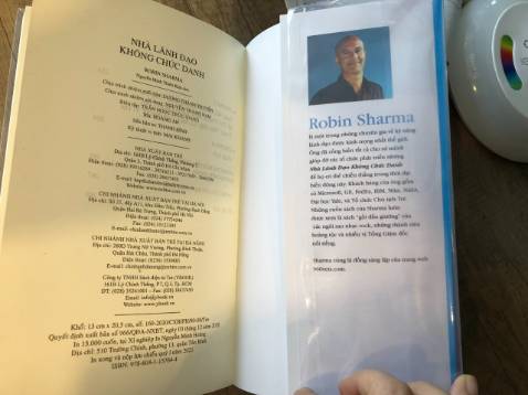 Hình thức: sách mới đẹp, giấy dày, chữa vừa, rõ. 
Cuốn sách cực kỳ dễ đọc và hấp dẫn như hầu hết sách của Robin Sharma. Những triết lý lãnh đạo được cô đọng, phổ quát trong những công thức rất dễ nhớ và hấp dẫn. 
Cuốn sách được viết theo dạng một câu chuyện kể, nên đọc rất thích không rời cuốn sách được.