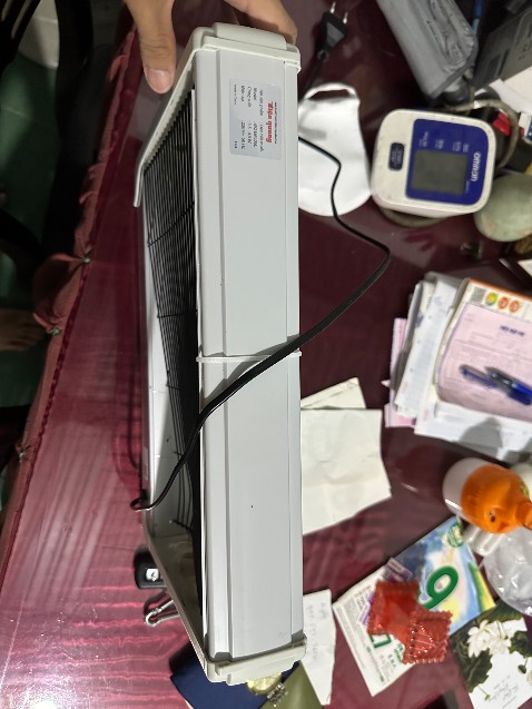 Đèn lúc khui ra bị móp, chỉ cháy được 1 bóng
Và quan trọng là không bắt được con côn trùng nào cả