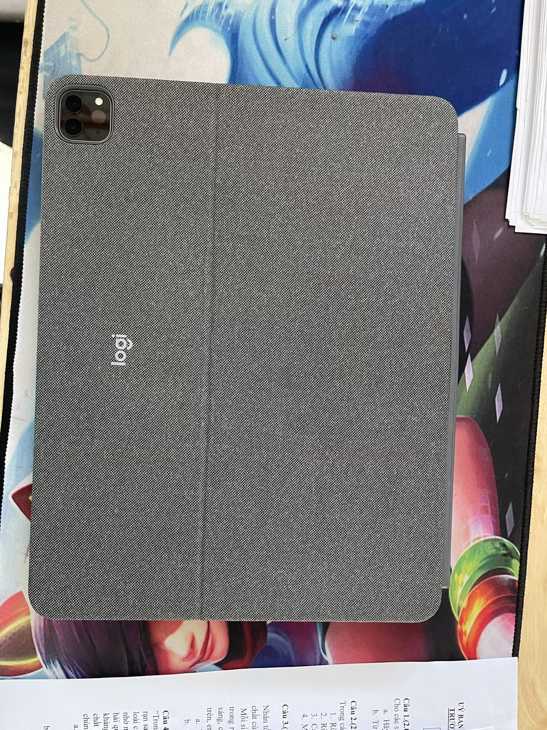 sau 1 thời gian sử dụng có 1 số đánh giá cá nhân sau. Lúc mua giá khá tốt so với ngoài cửa hàng. Bàn di chuột rất mượt giống con macbook mình dùng, bàn phím gõ ok, kết nối tiện lợi tháo ra gắn vào, kim luôn bao da bảo vệ tối đa ipad. Nhược điểm k có đèn báo Caps Loak nhiều khi nhầm, dùng phiên bản 12.9 bất tiện nếu bỏ lên đùi gõ văn bản vì nó hơi dài so với đùi của bạn rất dễ rơi.