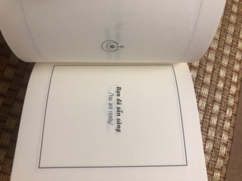 Đây là một trong 5 cuốn sách tôi mới mua ngay sau khi bão Yagi vừa tràn qua thủ đô hôm qua, nhằm mục đích tìm lại bản thân ngày nào còn chăm chỉ siêng năng yêu đời, muốn bản thân tốt hơn chứ mấy nay rầu ruột quá, vì thấy bản thân kém quá với có tuổi rồi mà lại chưa có người yêu, tôi thấy review sách này hay lắm với tâm linh lắm nên mua ngay không do dự, tuy mùi sách mới không thơm bằng những quyển kia nhưng mà sách nhỏ nhắn nhìn rất yêu, sách mua về không bị rách hay có vấn đề gì là yên tâm rồi, may mà shop đóng hàng cẩn thận nên những quyển sách tôi mua đều bình an vô sự nên tôi cho 5 sao luôn yipeeee!
Review về cuốn sách thì sau khi dùng tôi chưa thấy tâm linh lắm vì lúc mở sách cứ nói đâu đâu ấy chắc do tôi chưa biết cách sử dụng :’< Nhưng thi thoảng cũng thấy hợp lý tí ^^