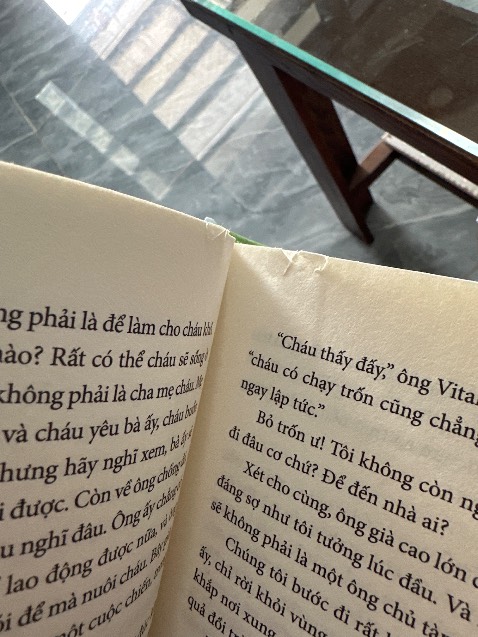 chưa đọc nhưng mà sách bị rách phía góc trái như hình