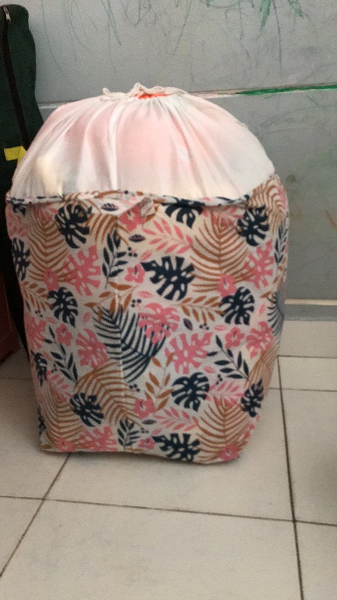 Shop giao nhanh, đúng màu mình thích, túi dày đựng đc nhiều đồ, hàng chuẩn đẹp, shop phụ vụ rất toota, nên mua mn nhé