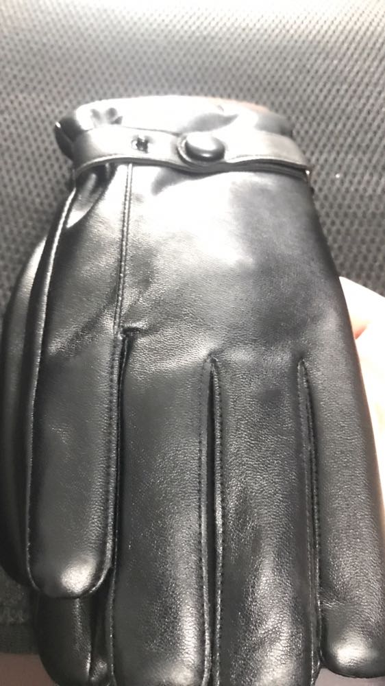 Găng tay quá chất quá đẹp luôn. Da rất mềm và co giãn rất tốt. Đeo ấm thôi rồi luôn. Lớp lông lót bên trong tạo cảm giác ấm mà rất dễ chịu. Cảm ứng điện thoại vuốt vèo vèo không phải nghĩ ngợi luôn. Hàng tốt giao nhanh đanhs giá 5 sao ủng hộ shop.