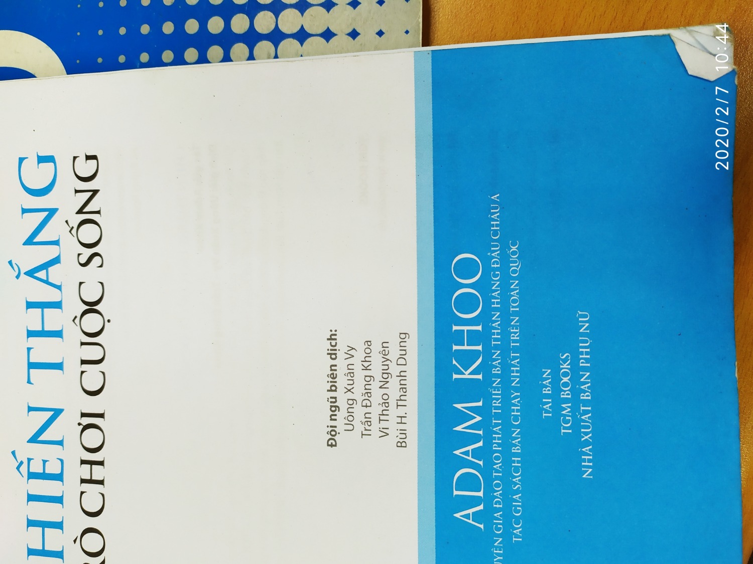 Mình mới nhận được sách. Lần đầu tiên mình nhận quyển sách với chất lượng tồi thế này.
Đề nghị tiki xem hỗ trợ và khăc phục. Thân ái và quyết thắng.