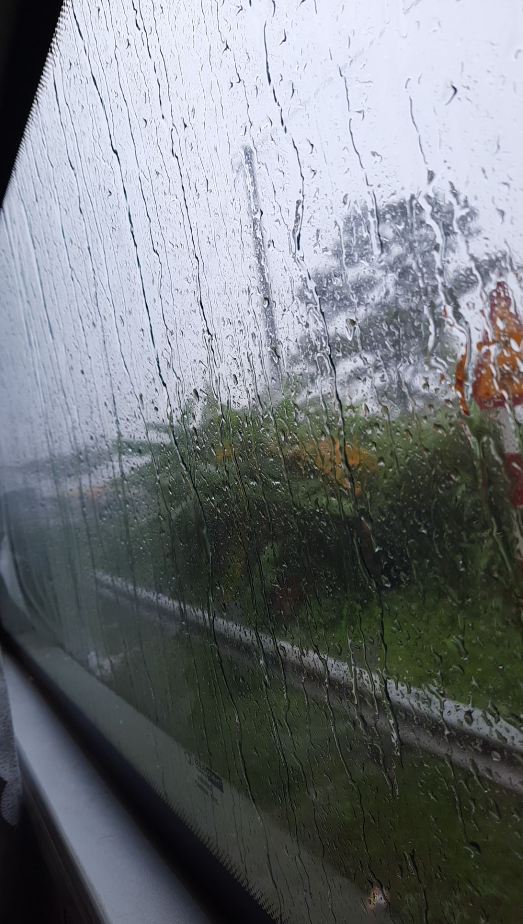 sách đóng gói khá cẩn thận. bìa sách dày dặn.