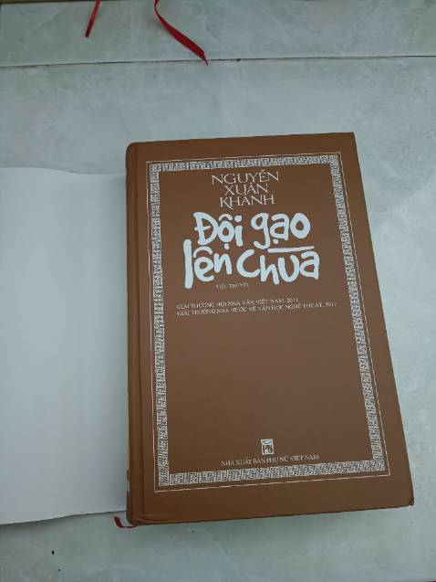 Chất lượng giấy tốt, in ấn rõ nét. Tiki giao hàng nhanh nhưng sách giao cho mình bị móp một chút ở 3 góc luôn.