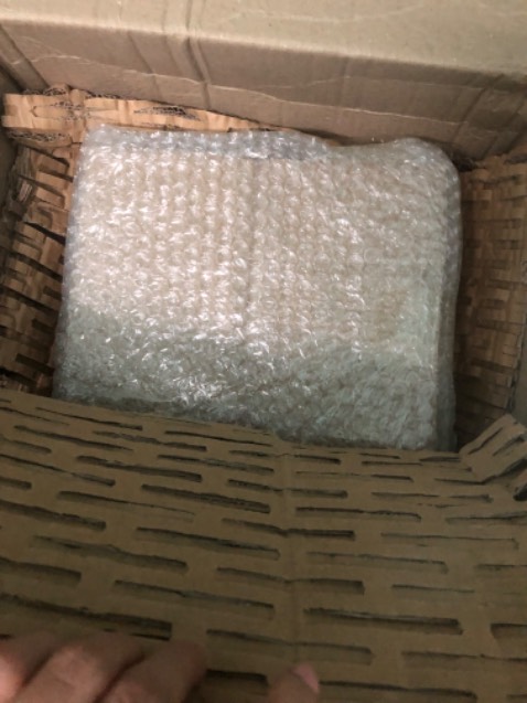 Shop gói hàng khá kĩ càng, nhưng chắc do bên vận chuyển nên hàng bị vỡ mất 1 hộp :(((