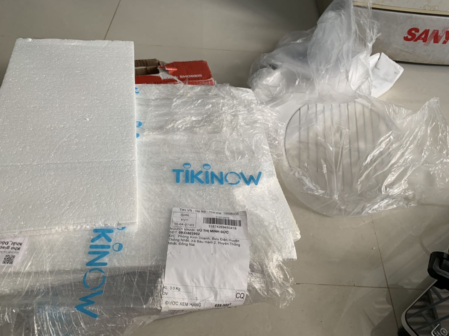 Sản phẩm khui ra mặt đáy dơ cũ kỹ, tem hãng bị dán chồng lên như hàng đã bảo hành, đầu phích cấm có 1 bên. Quá tệ ! Khuyên các bạn bỏ thêm ít tiền ra *** mắc 1 tí mà lành lặn. 1 bài học để đời Sản phẩm khui ra mặt đáy dơ cũ kỹ, tem hãng bị dán chồng lên như hàng đã bảo hành, đầu phích cấm có 1 bên. Quá tệ ! Khuyên các bạn bỏ thêm ít tiền ra *** mắc 1 tí mà lành lặn. 1 bài học để đời