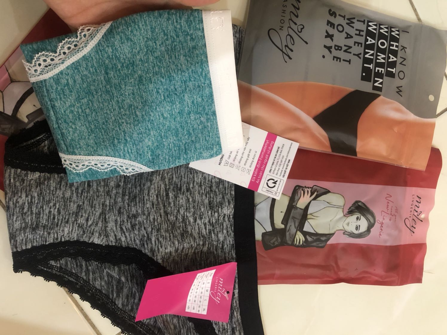 Quần vải rất mịn và co dãn, nói chung là chất lượng tuyệt đốiiiii ?