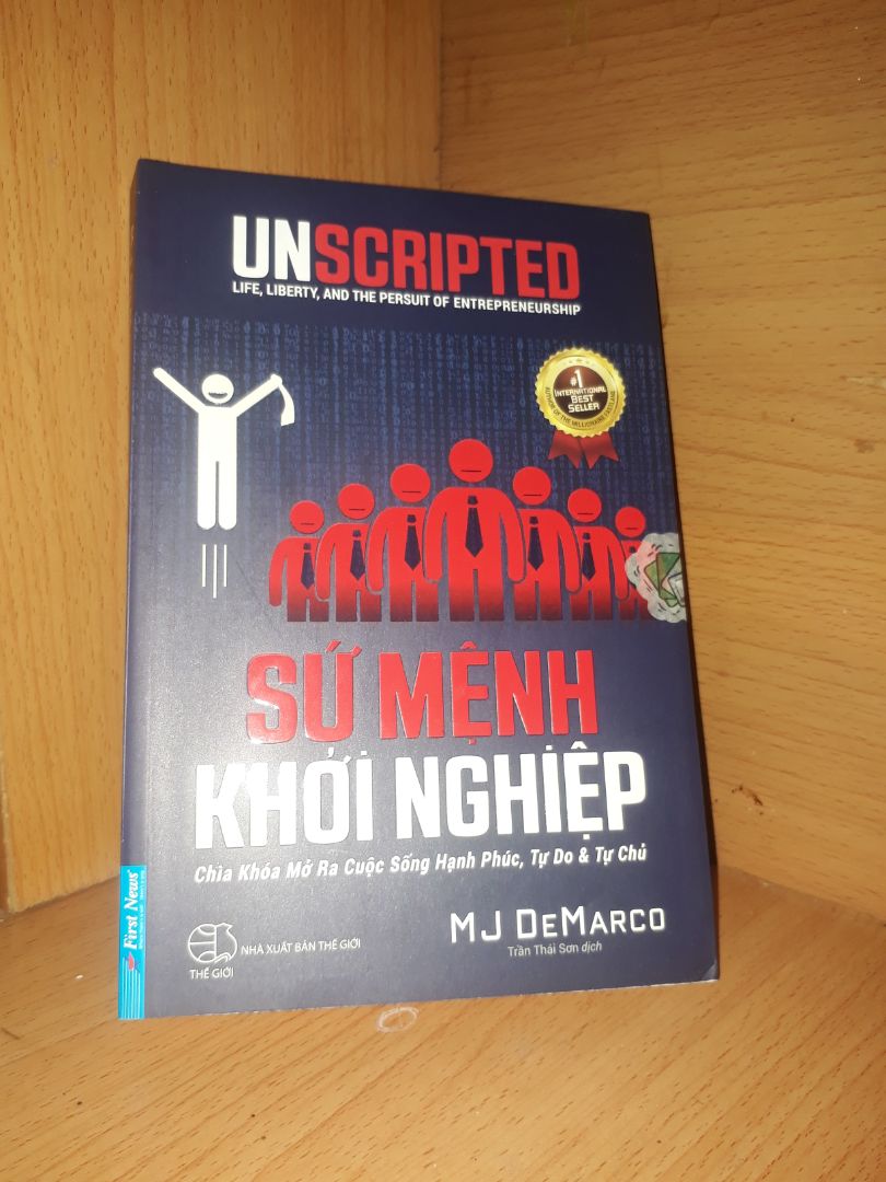 Tôi mua cuốn này chung với Triệu phú thần tốc. Cuốn này còn hay hơn cả cuốn Triệu phú thần tốc. MJ DeMarco đúng là không mang lại thất vọng cho đọc giả. Nội dung mang tính thực tế và thuyết phục, không lý thuyết nhàm chán. Tuy nhiên không dày như bản gốc. Các bạn có thể mua hoặc tìm đọc trên PDF Drive bản tiếng Anh. 
Cảm ơn dịch giả Trần Thái Sơn đã mang cuốn sách này tới bạn đọc.