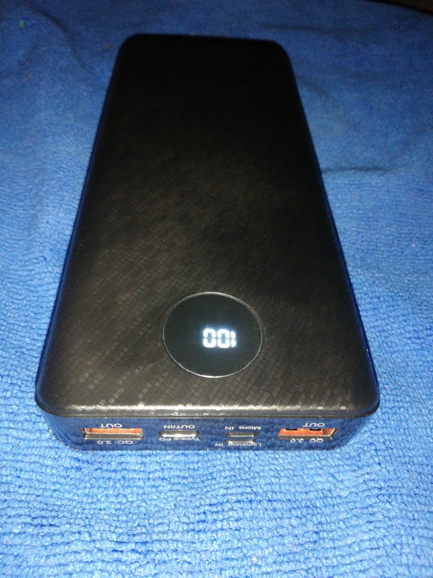 giới thiệu sp có đèn LED khi nhận thì giao loại không có đèn ?.
Tuy nhiên, mục đích chính là mua hộp sạc nên cũng tạm chấp nhận vì thấy cũng ok. Cho 3* an ủi ?