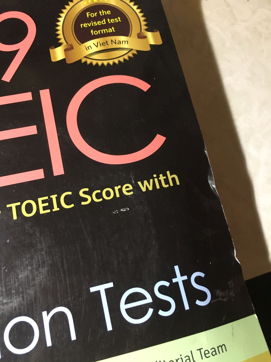 Sách tuy có giảm giá thật nhưng cũng không phải là rẻ mà bóc hộp ra không khác gì sách cũ. Bìa thì bẩn, mép sách thì quăn lên quăn xuống. Vì quá tin tưởng vào Tiki do những lần đặt hàng trước sách đều ổn nên lần này mình không kiểm tra mà nhận hàng, trả tiền luôn. Thật sự đáng thất vọng. Phiền Tiki liên hệ với mình để giúp mình đổi lại sách. Mình cảm ơn.