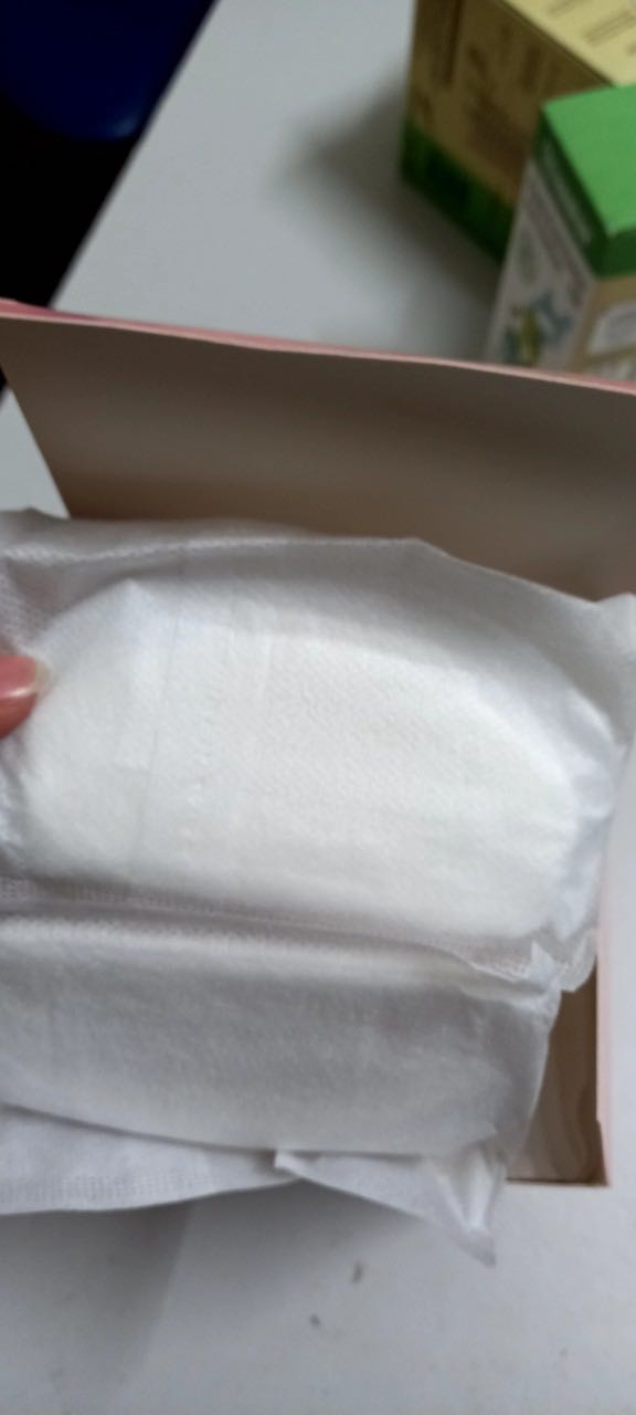 Mình đang dùng miếng lót thấm sữa, vào thấy miếng lót hứng silicone nên đặt thử 1c dùng thử xem thế nào. Cảm nhận ban đầu thấy khá mềm, hộp đựng nhìn cũng khá xịn. Mình sẽ dùng nếu phù hợp sẽ mua nốt cái bên còn lại :') :')