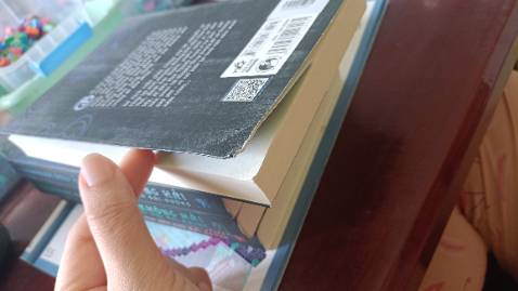 Quá buồn về lần giao hàng này. Thật lòng rất thích TiKi mà khâu đóng gói sp tệ như là gì vậy á má. Đó giờ đặt ko ít mà nay nhận hàng thấy phát quạo, vốn dỉ rất ổn cho đến khi nhìn thấy bìa bị gập... Ít ra sách ko bọc seal hay gì thì cũng cố gắng bọc chống sốc cho khách chứ có đâu sách ngta mua về ngta nâng niu sưu tầm mà nhận về gáy bìa cong ai ko quạo. Mong rất rất rất mong Tiki đóng gói cẩn thận cho các đơn hàng sách.