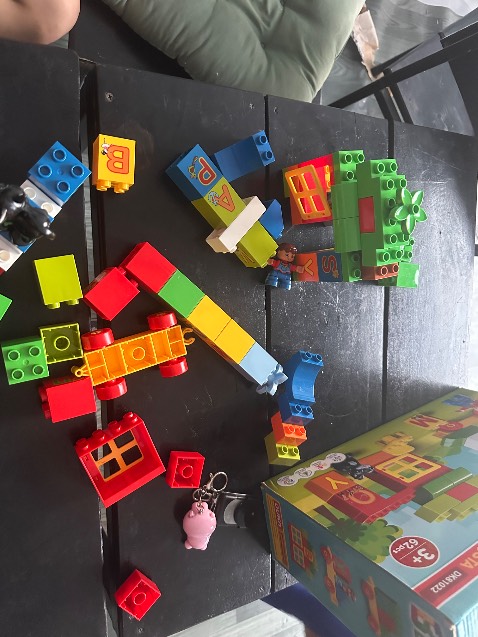 Sản phẩm thiếu chi tiết . Cụ thể bông màu xanh lá chỉ có 1.