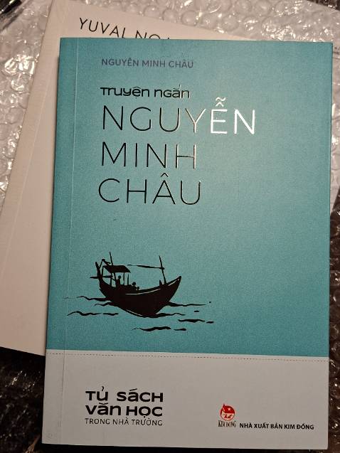 Giao nhanh, đúng sp nhưng mà sách bẩn quá 🥲🥹 là người thích ub sách mới thì ko chấp nhận được, mà tiền bỏ ra đâu có rẻ mấy so với giá bìa, nếu săn sale giá 20k 30k còn tạm được TvT chắc tại cuốn đó là cuốn cuối nên nó đểu 🥲😭.