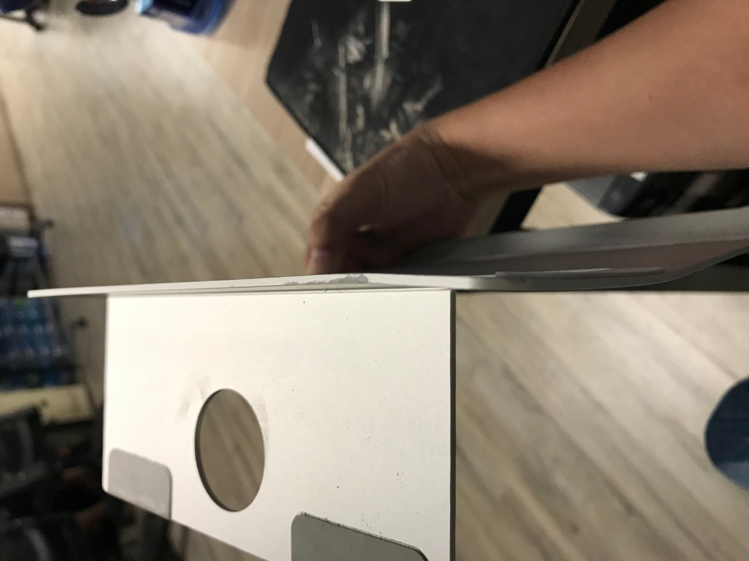 Mình quá thất vọng chất lượng của tiki giao hàng cho khách mà sản phẩm móp méo, công vênh, như hàng qua sử dụng vậy. mà mình mua hàng mới mà