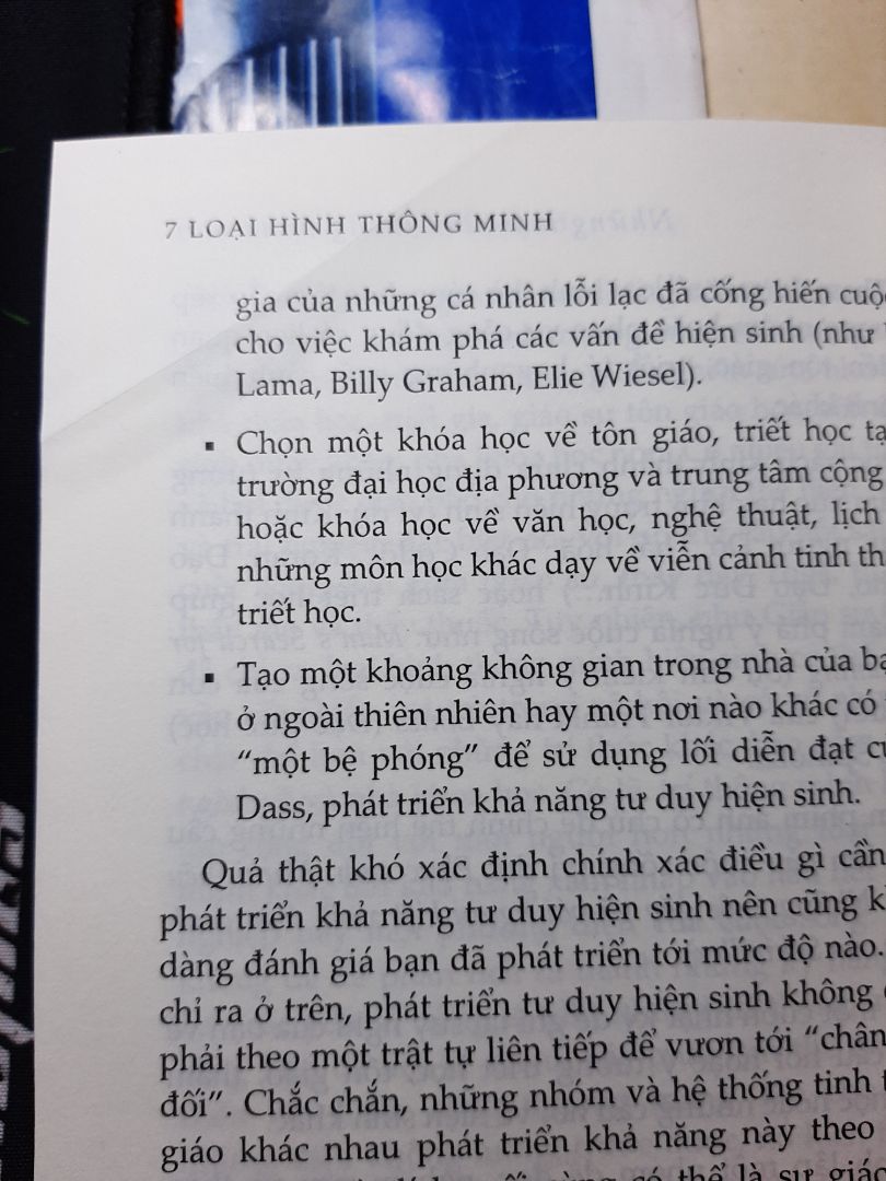 Sách bị cong, vênh mất hơn chục trang: từ trang 305 đến trang 320. Thực sự thất vọng vì không phải là lần đầu mà ngay trong đơn hàng vừa rồi của mình cũng đã có một quyển tựa là Bí mật của trí nhớ siêu phàm bị tình trạng y hệt như quyển này có khi là còn thê thảm hơn. Không biết là lỗi trong quá trình in ấn của nhà xuất bản hay do sai sót trong quá trình vận chuyển nữa. Shipper cũng không được nhiệt tình và thân thiện cho lắm.
 Mình cho một sao còn là vì khá thất vọng bên Customer Service. Nói chung là rất được khi quyển đầu của mình bị như vậy thì tiki cũng có nhắn lại và nói sẽ đổi trả cho mình. Nhưng lúc đó chưa check kỹ nên mình nghĩ có một quyển bị thì thôi, gửi lại cũng khá mất công nên mình quyết định giữ lại quyển đầu ( nhưng mà giờ biết là có thêm quyển này bị nữa mình thực sự thất vọng vô cùng). Ừ thì cũng có bạn bên Customer Service gọi đến ngay giữa trưa cho mình hỏi có cần đổi không. Mình cũng có trả lời nhưng chỉ tiếc là mình đang nói giữa chừng thì bạn ấy cúp rụp máy. Có lẽ do khá bận bịu gì đó nên chắc bạn ấy chỉ cần nghe được chữ "không" trong lưng chừng câu nói dang dở của mình là cúp máy liền. Mình cũng rất tôn trọng khi bạn ấy đã bỏ thời gian ra gọi cho mình để hỏi. Nhưng mình chỉ phân vân là đã lỡ bỏ chút thời gian ra rồi thì bạn ấy cố giành ra thêm vài ba giây để nghe hết câu nói của người ở đầu dây bên kia có lẽ sẽ hợp lý hơn. (Mình không biết bạn ấy nhiêu tuổi nhưng nghe giọng khá trẻ nên mình tạm xưng hô như vậy)